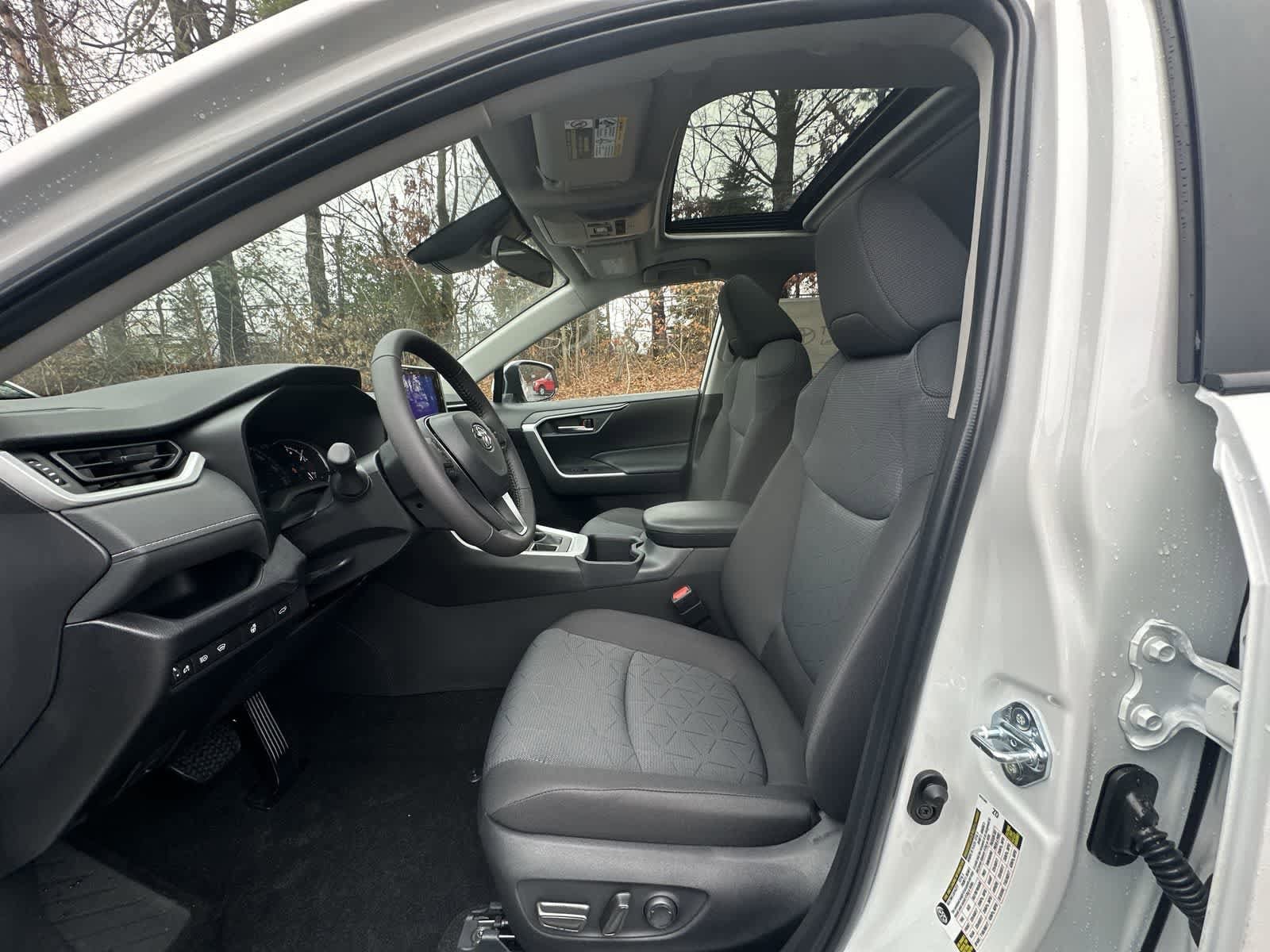 Thumbnail: 2025 Toyota RAV4 - 32