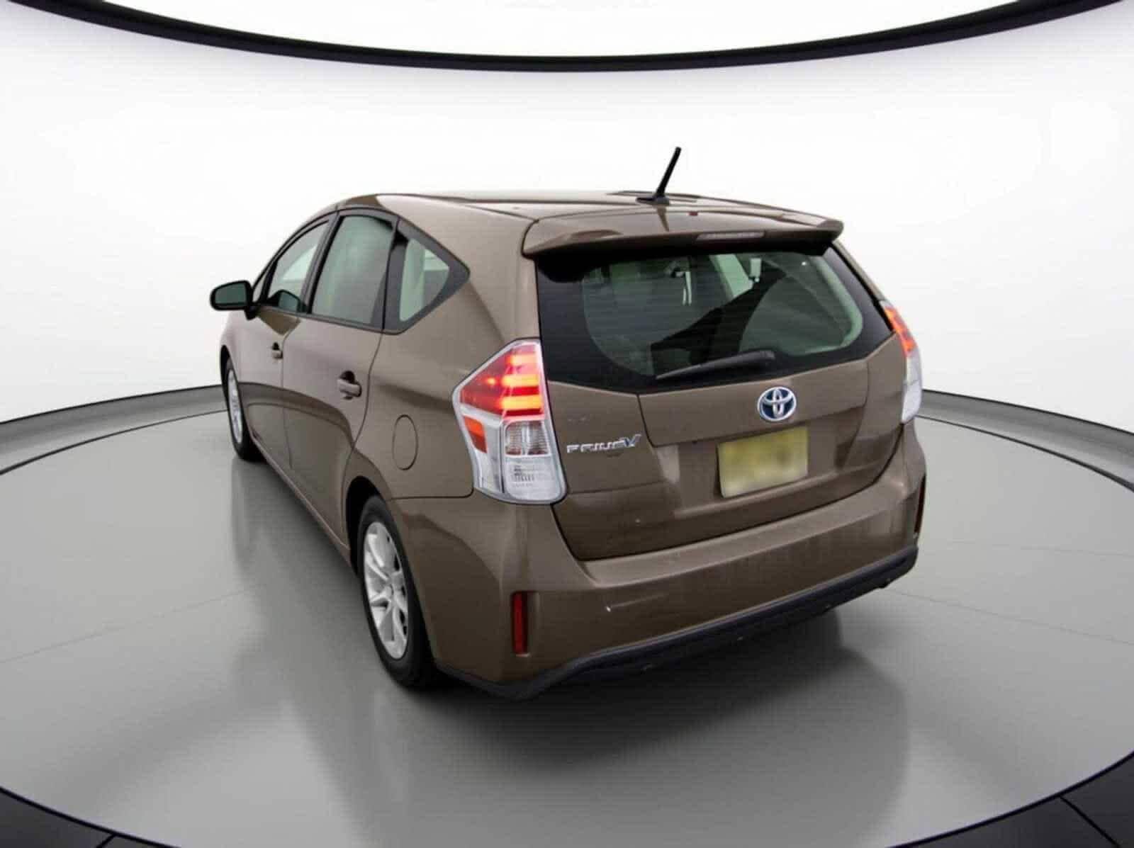 Thumbnail: 2015 Toyota Prius v - 4