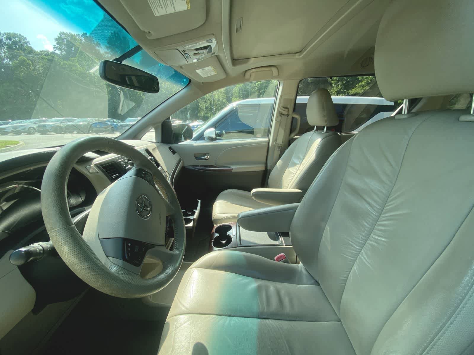 Thumbnail: 2011 Toyota Sienna - 10