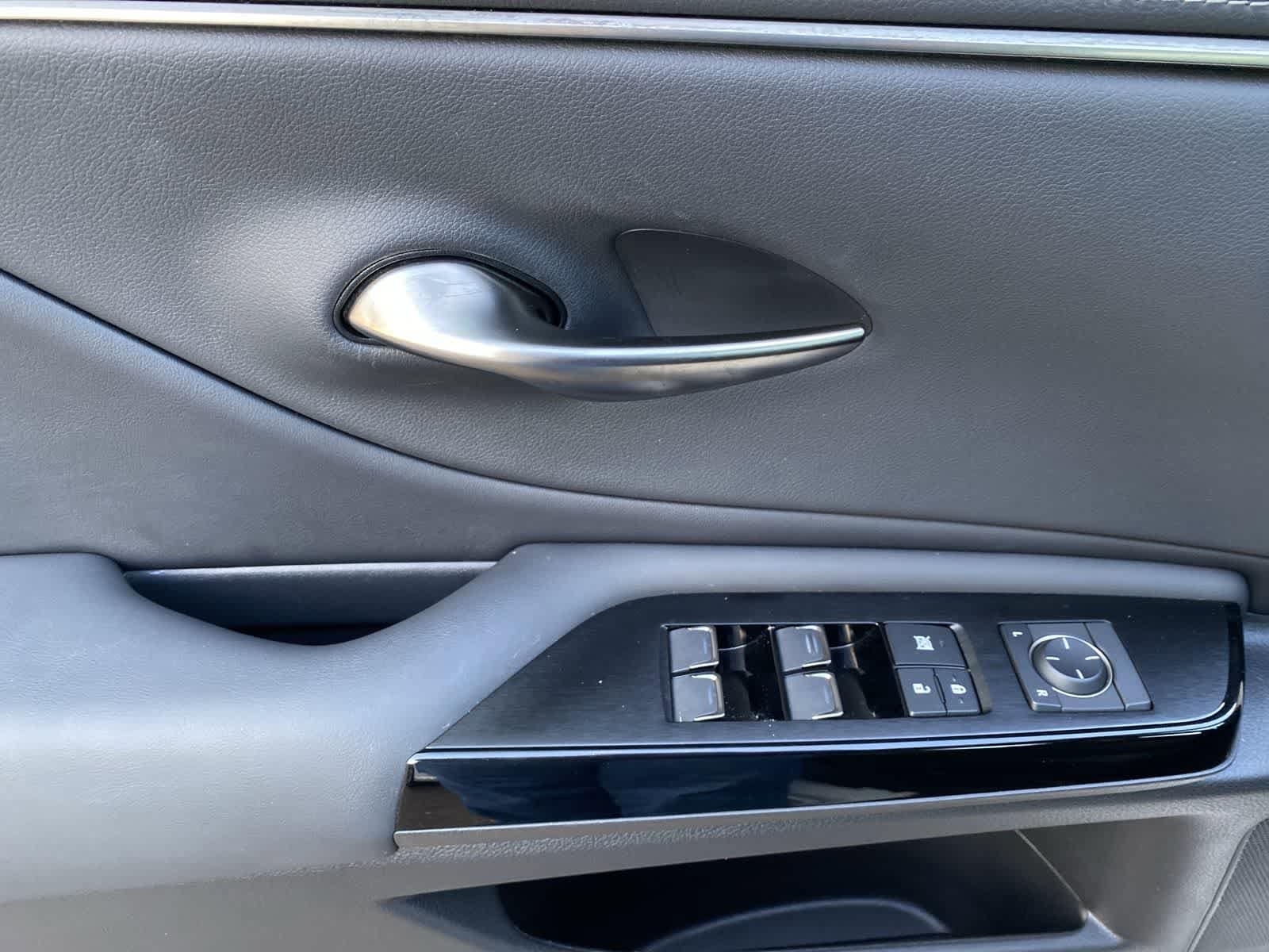 Thumbnail: 2022 Lexus ES - 22