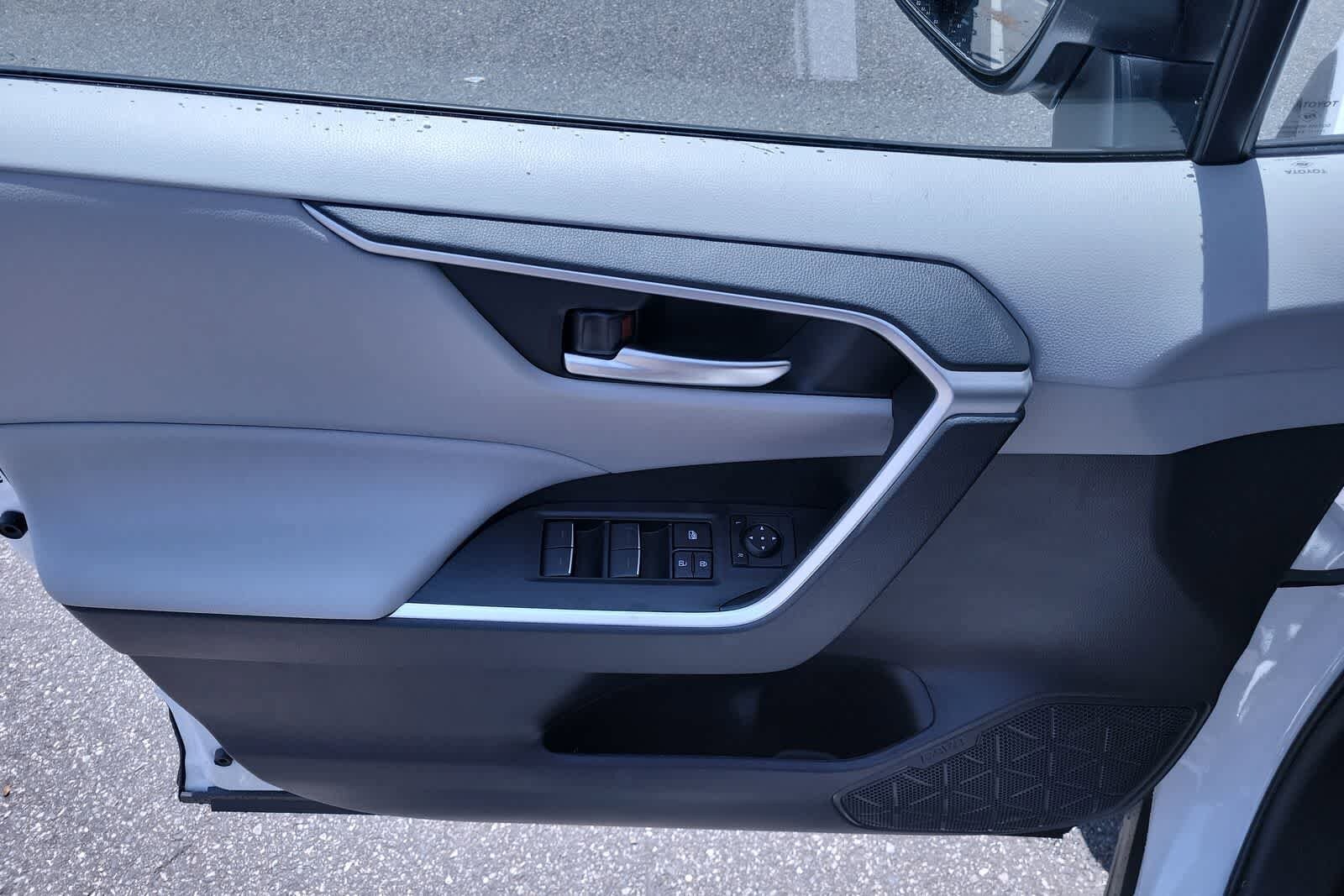 2025 Toyota RAV4 XLE 20