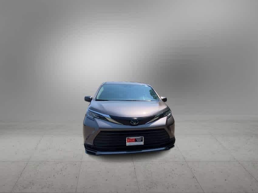 2023 Toyota Sienna LE 3