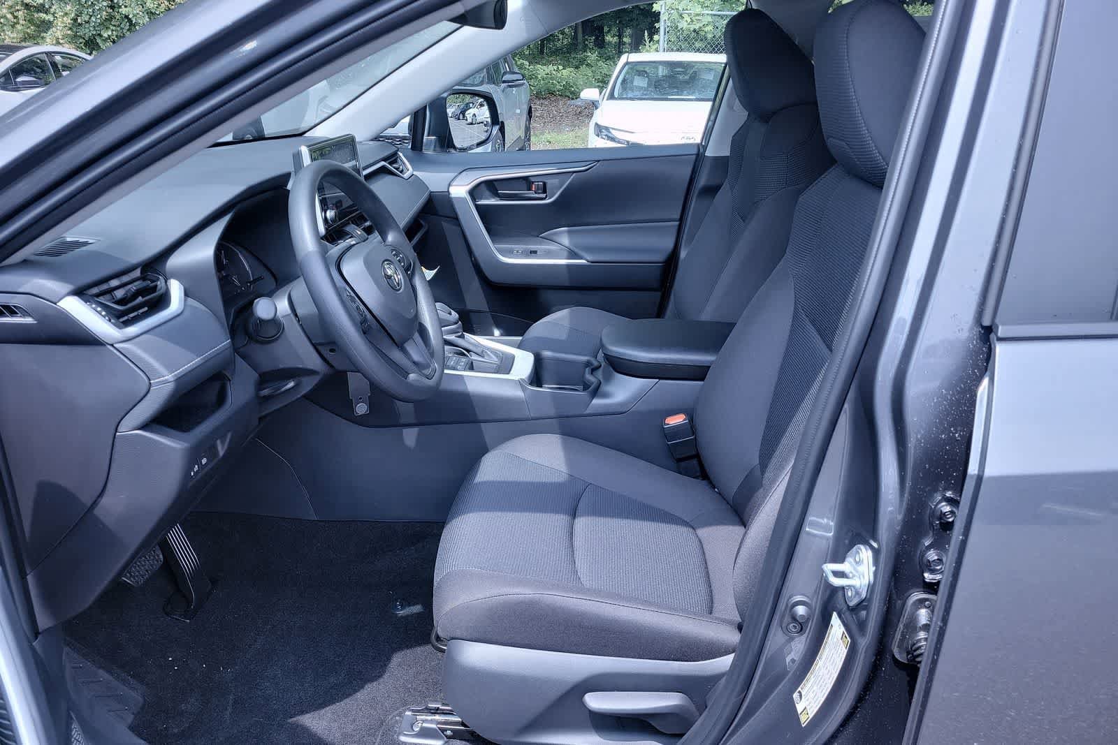 2025 Toyota RAV4 LE 31