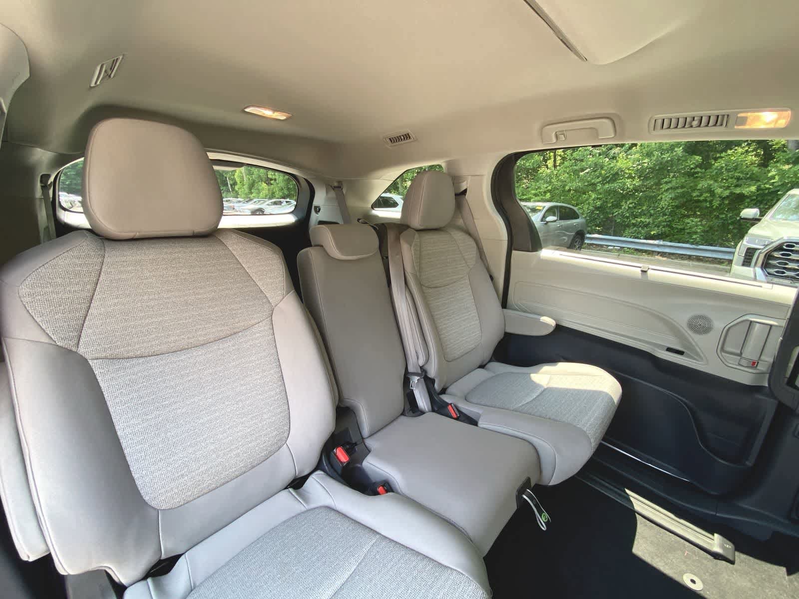 2023 Toyota Sienna LE 23