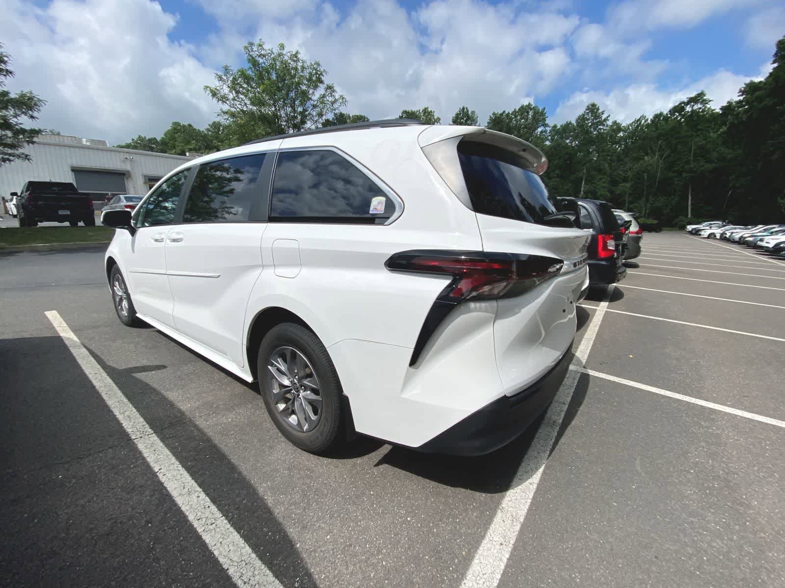 Thumbnail: 2023 Toyota Sienna - 9