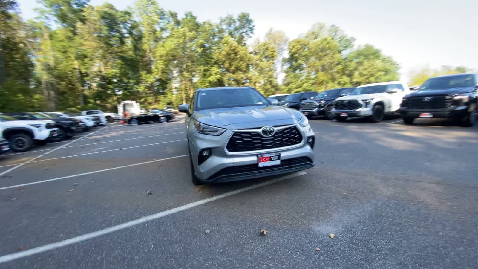 2025 Toyota Highlander XLE photo 3