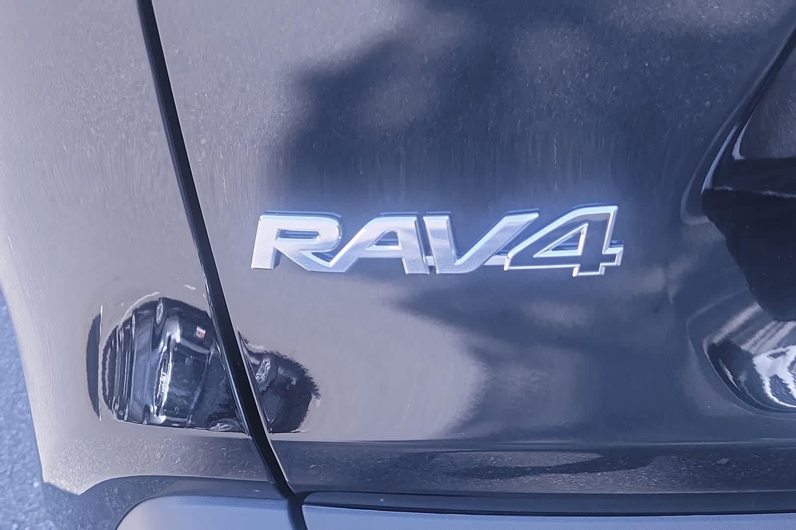 2025 Toyota RAV4 XLE 14