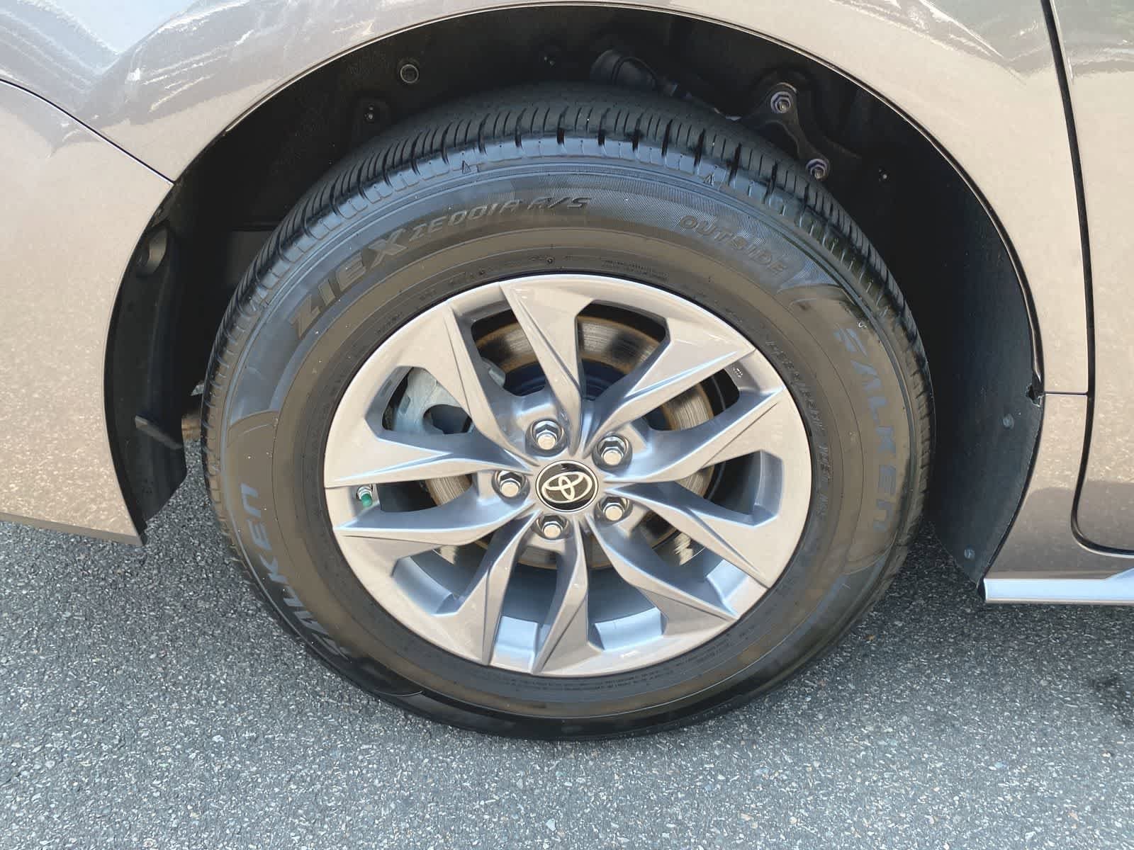 2023 Toyota Sienna LE 13