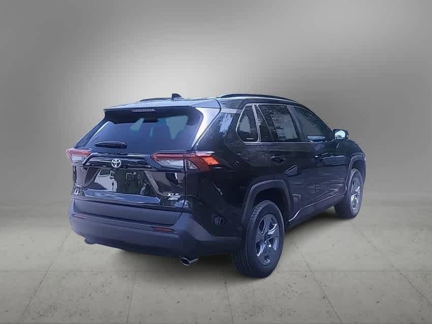 2025 Toyota RAV4 XLE 8
