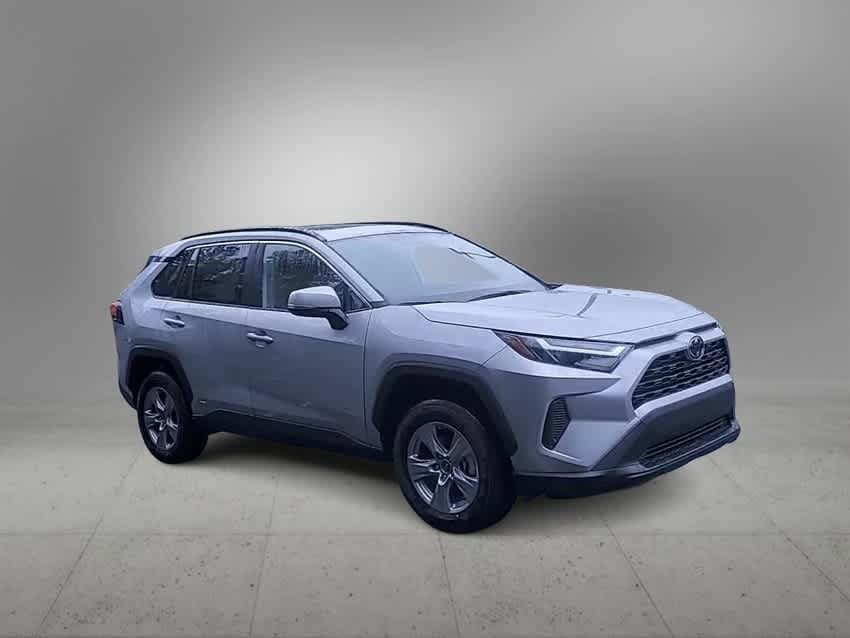 2025 Toyota RAV4 XLE 2