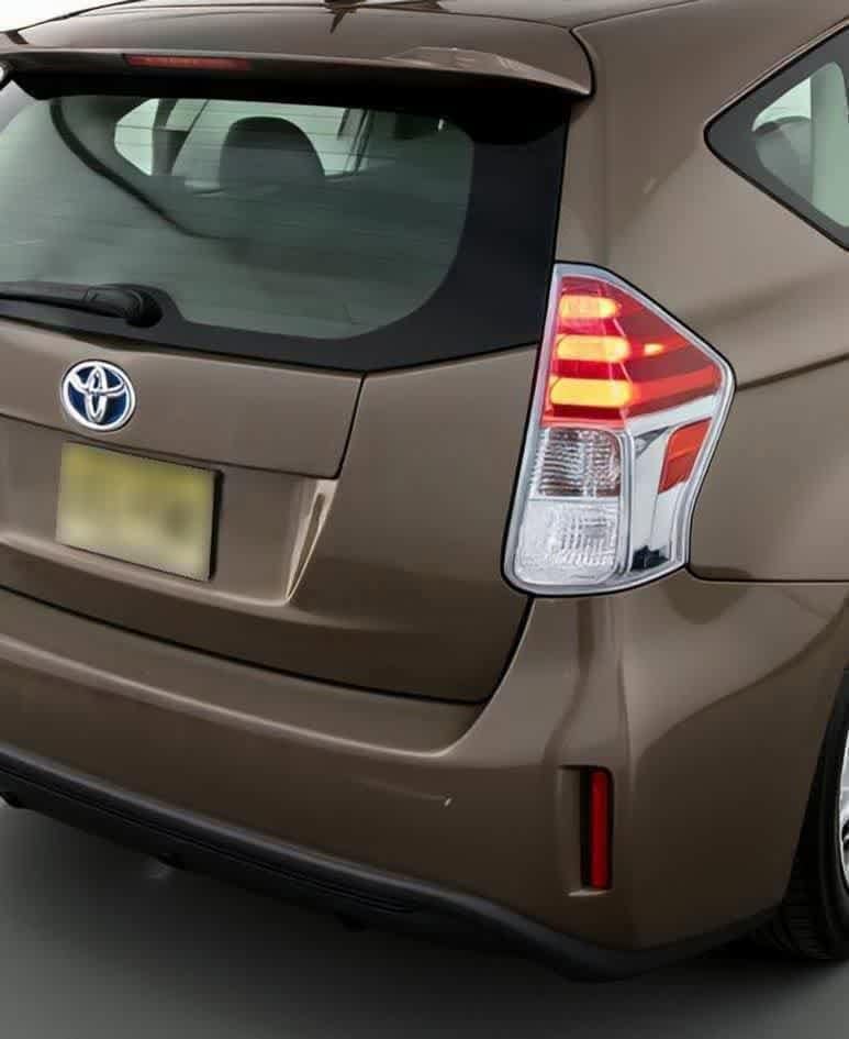 Thumbnail: 2015 Toyota Prius v - 10