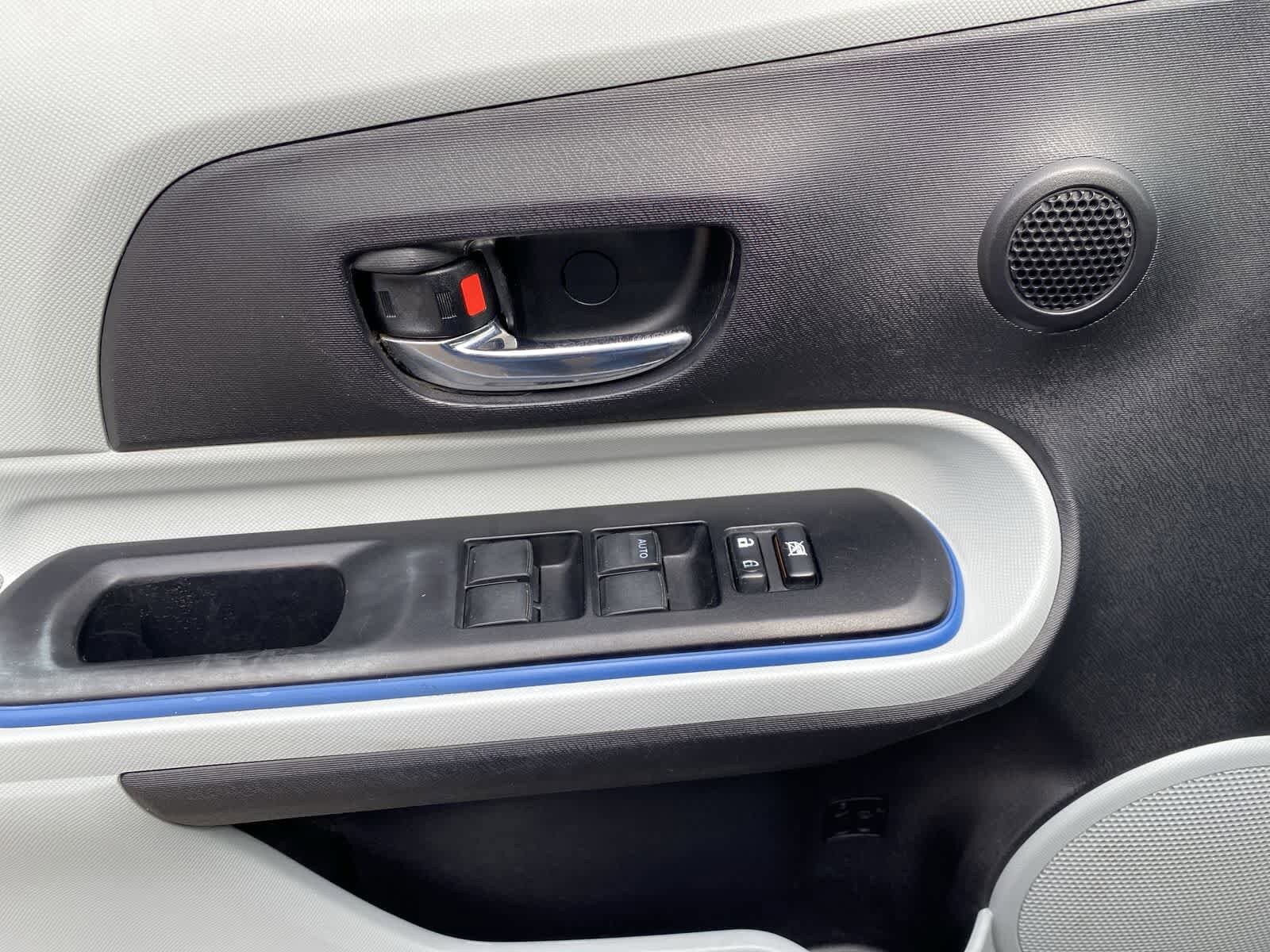 Thumbnail: 2012 Toyota Prius c - 18