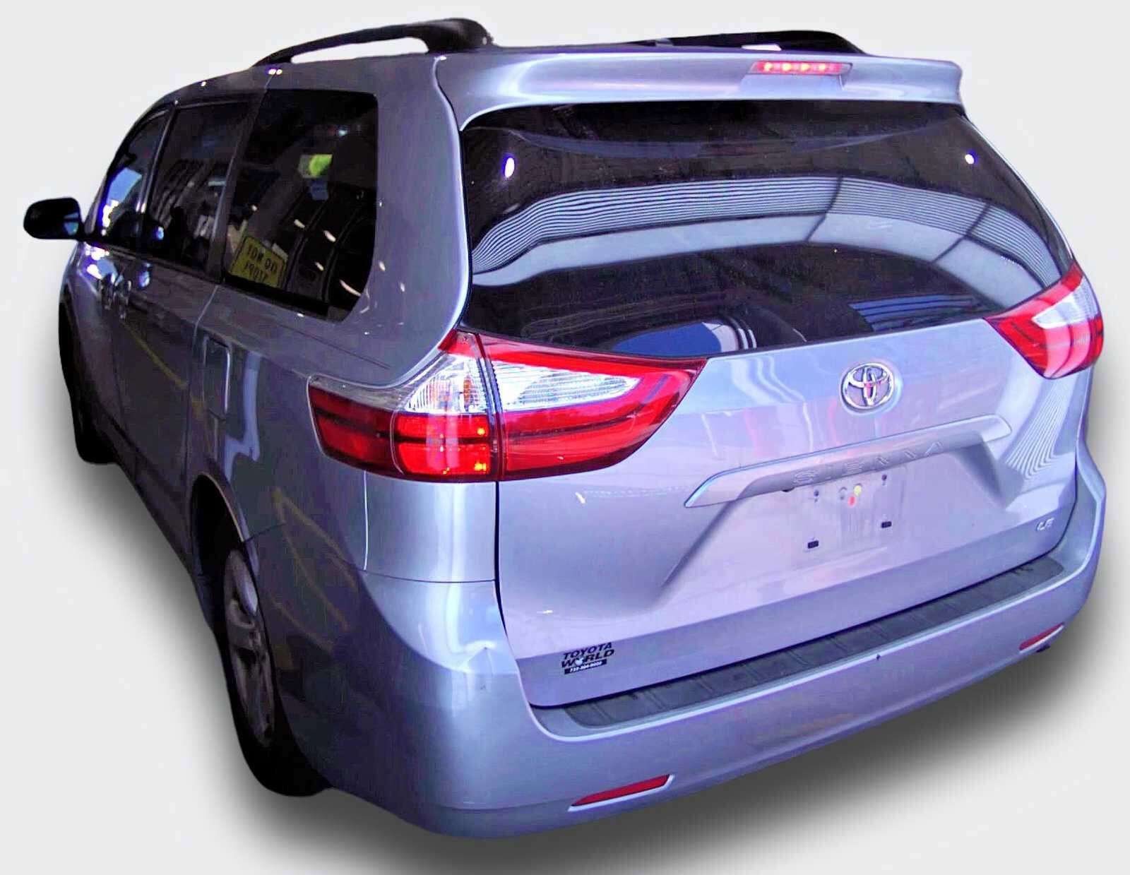 2015 Toyota Sienna LE photo 2