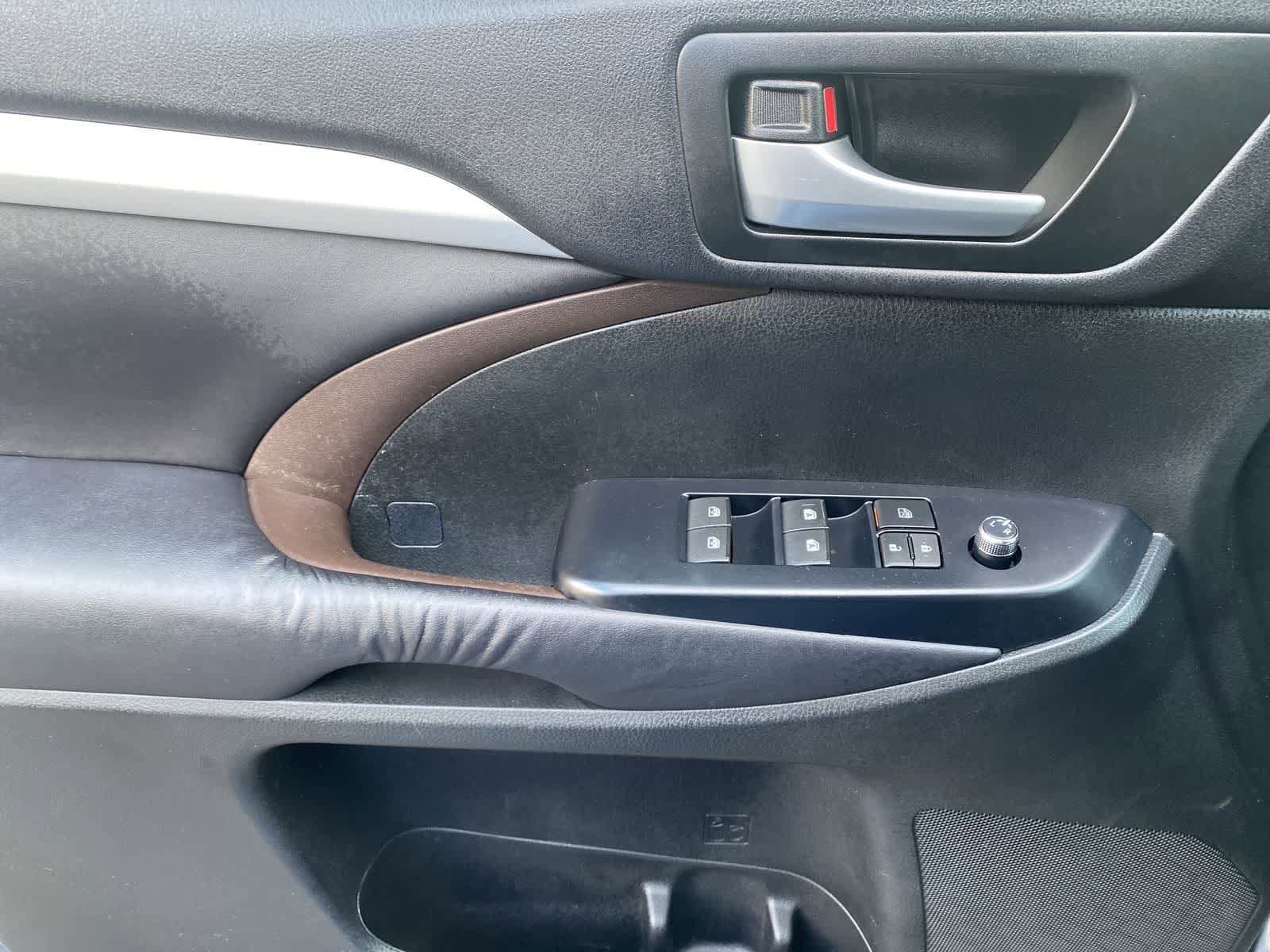 Thumbnail: 2016 Toyota Highlander - 23