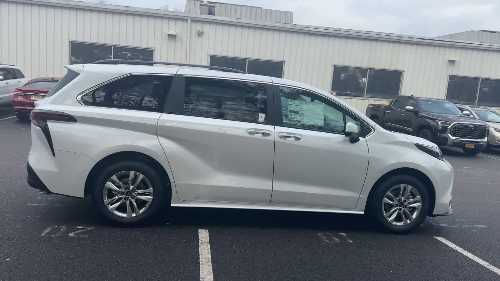 Thumbnail: 2026 Toyota Sienna - 9