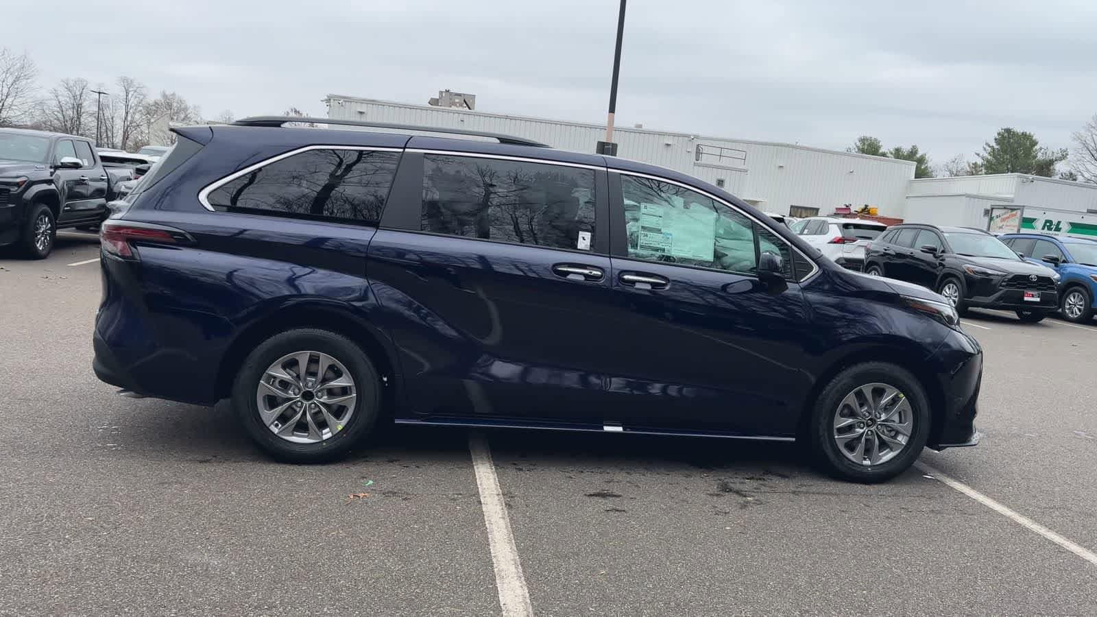 Thumbnail: 2026 Toyota Sienna - 9