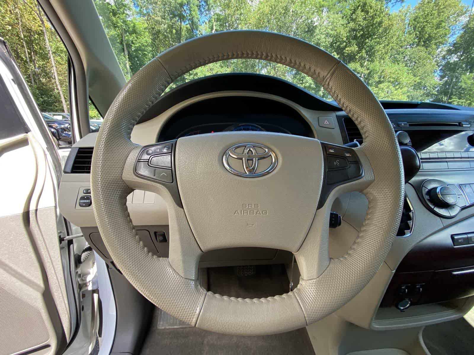 Thumbnail: 2014 Toyota Sienna - 26