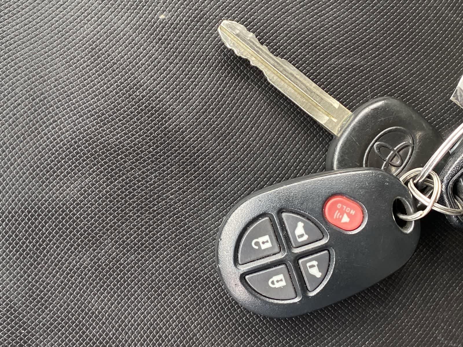 Thumbnail: 2015 Toyota Sienna - 31