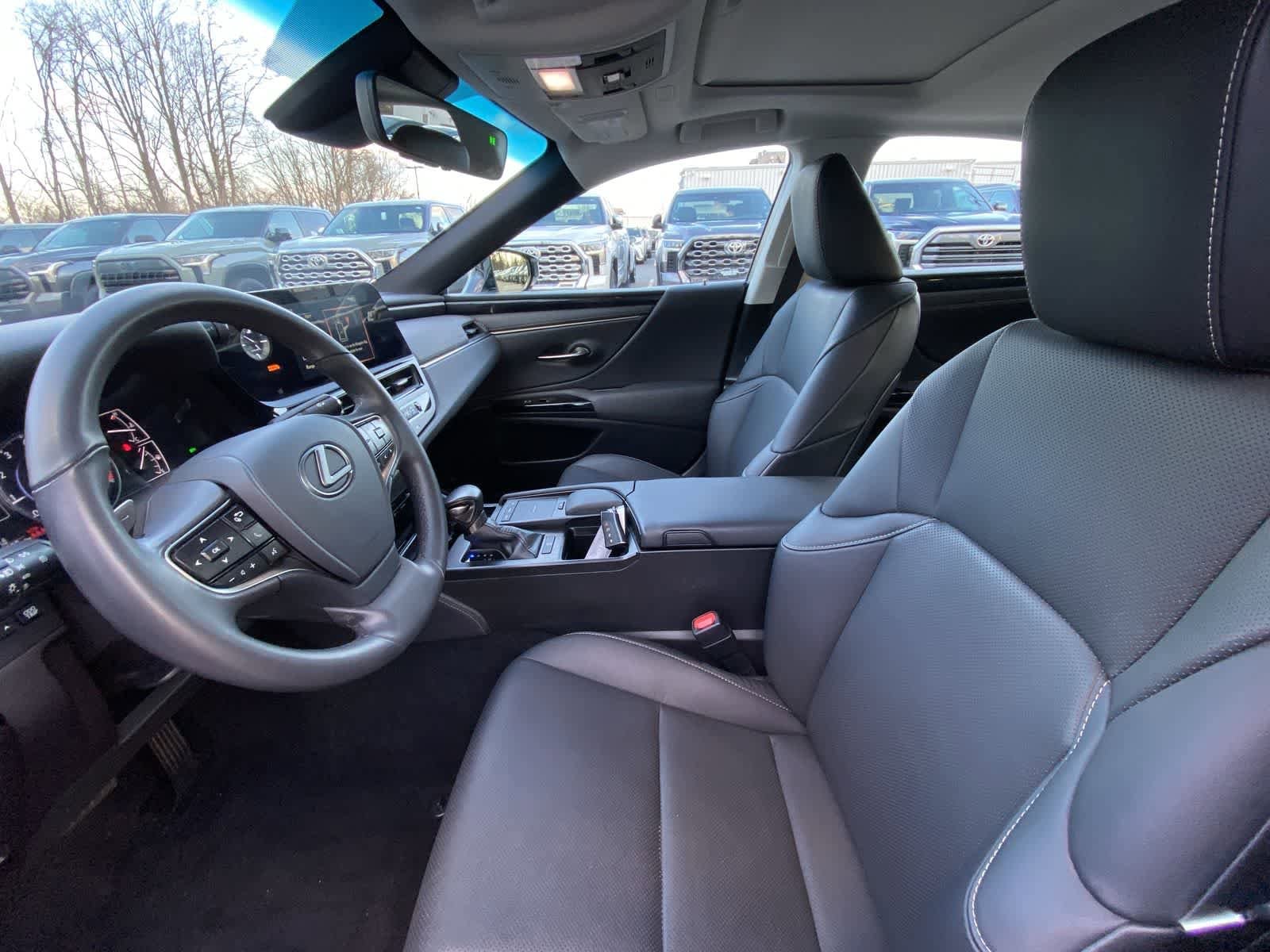 Thumbnail: 2022 Lexus ES - 23