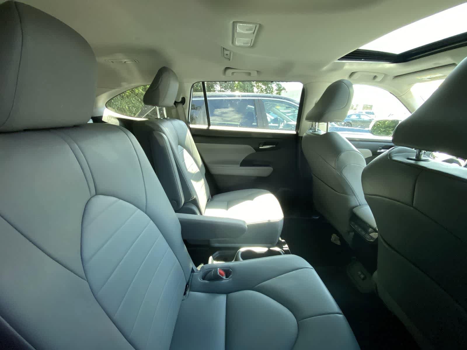 Thumbnail: 2022 Toyota Highlander - 6