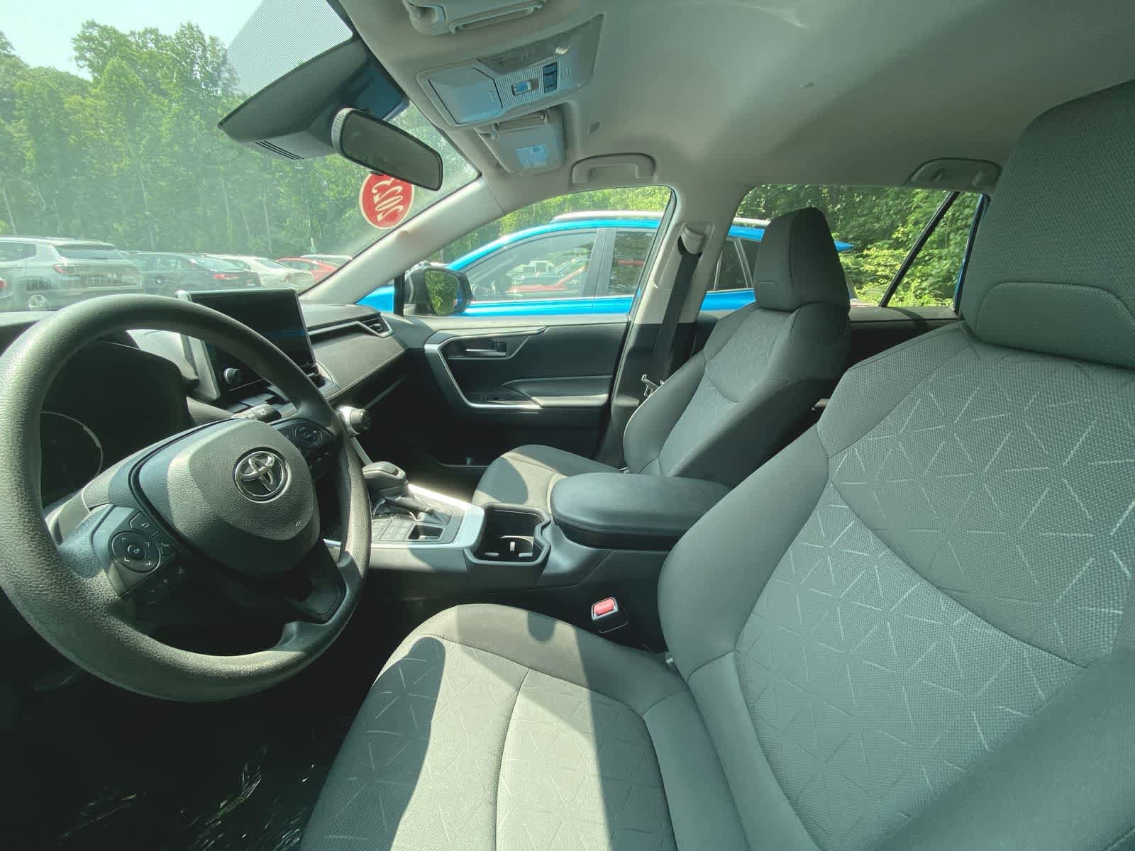 2023 Toyota RAV4 XLE 8