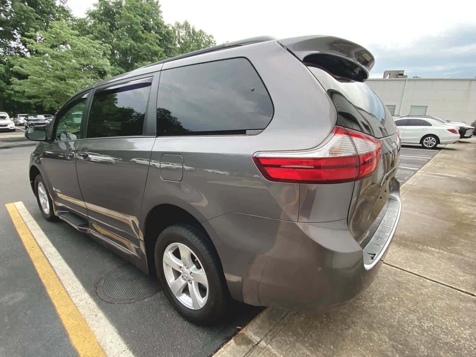 Thumbnail: 2016 Toyota Sienna - 8