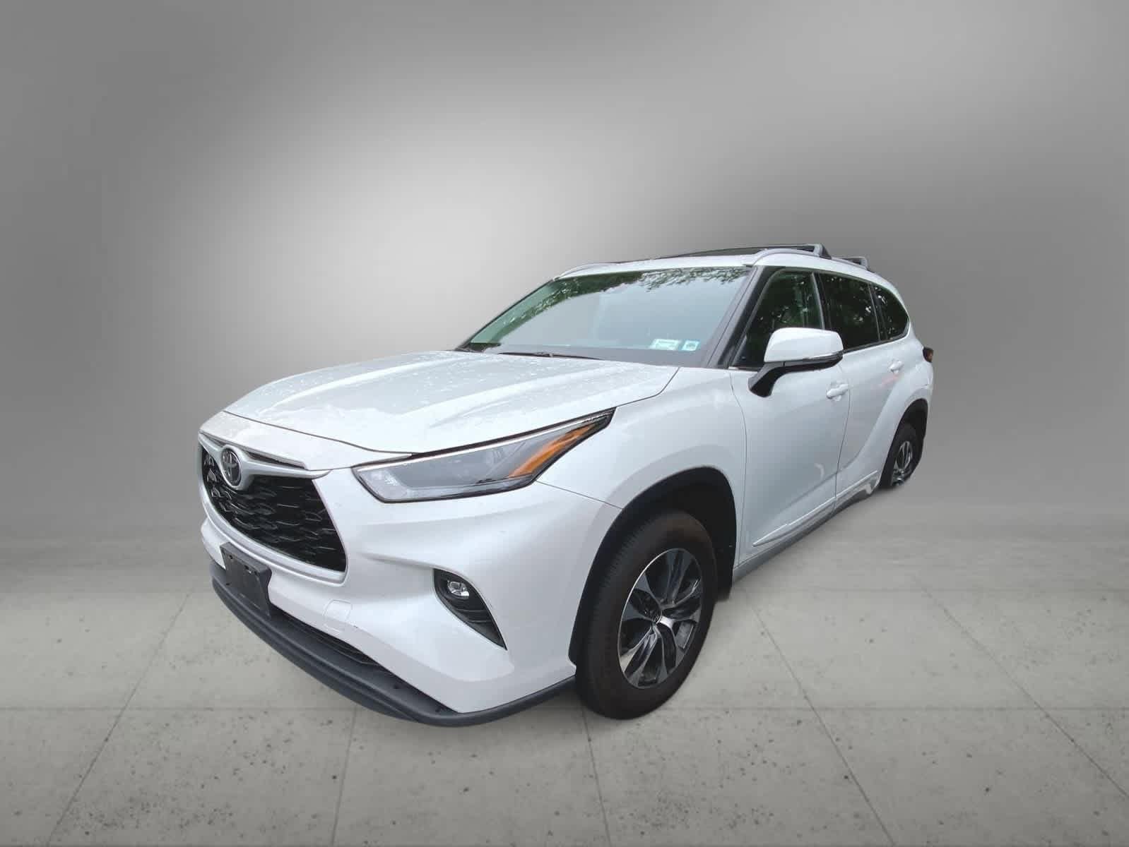 2022 Toyota Highlander XLE Hero Image