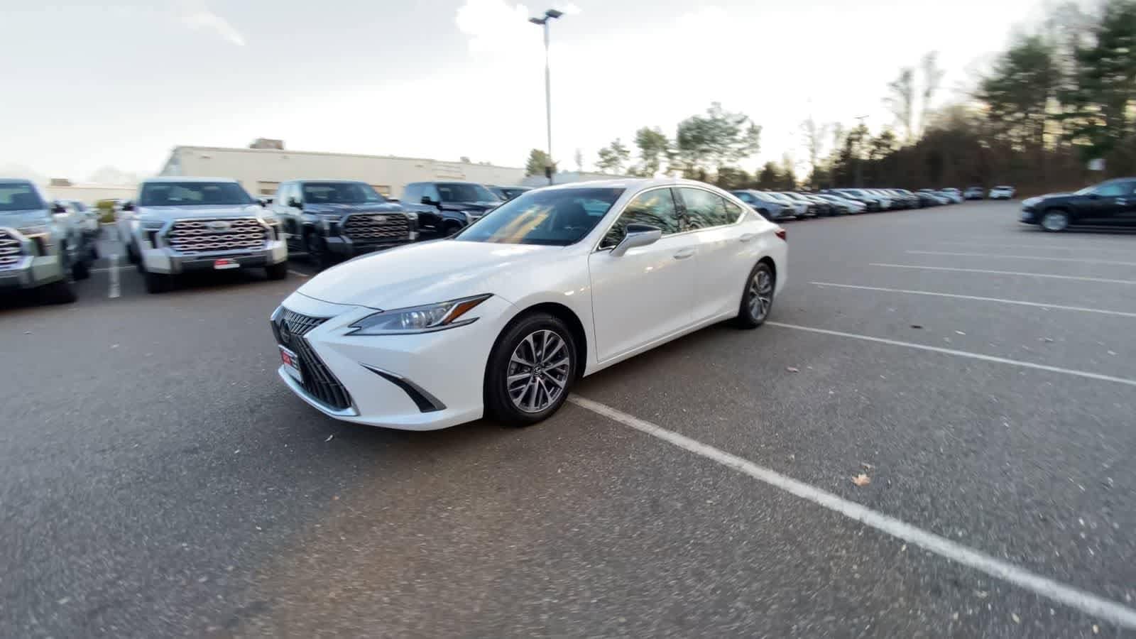 Thumbnail: 2022 Lexus ES - 10