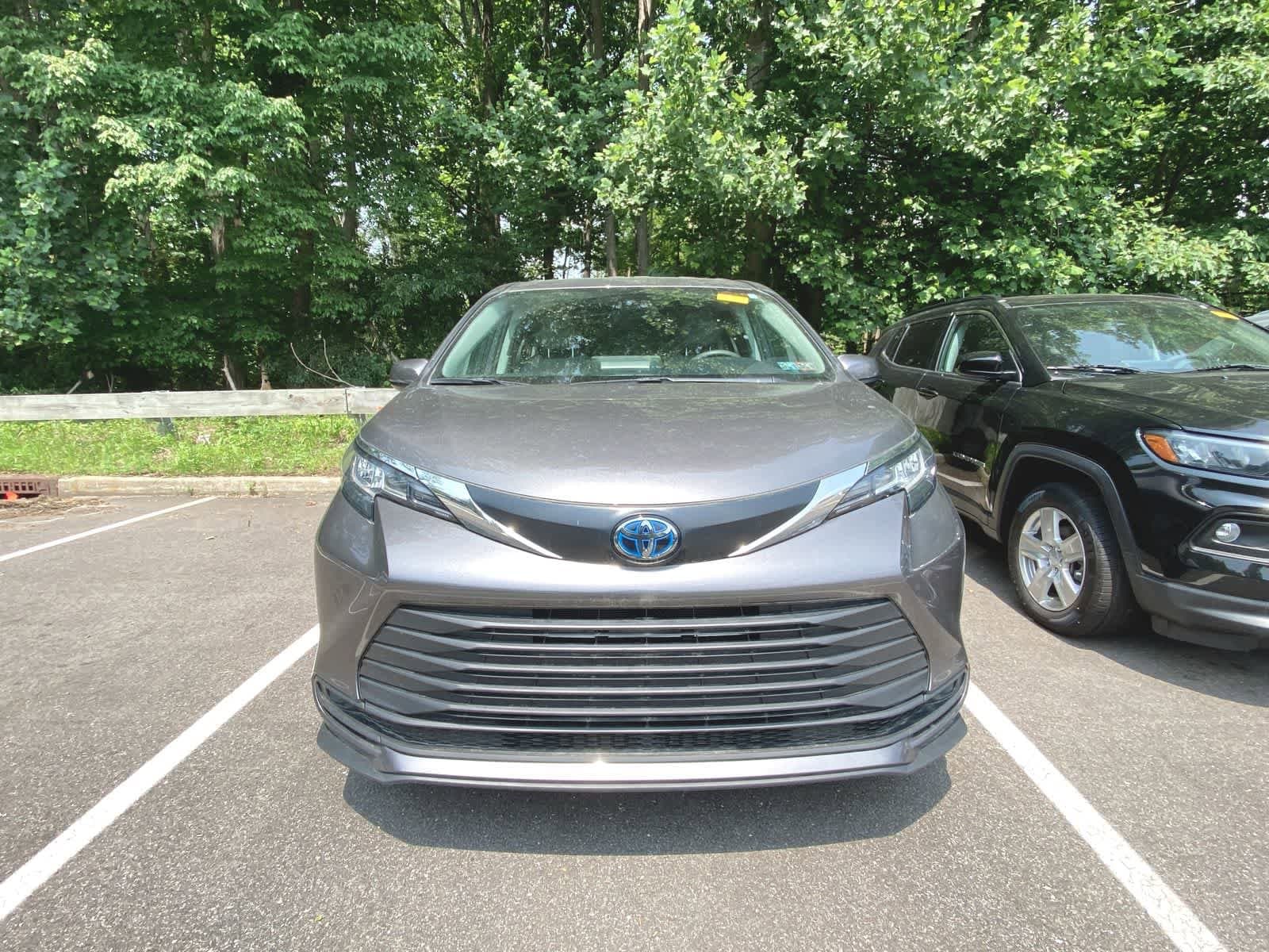 2023 Toyota Sienna LE 2