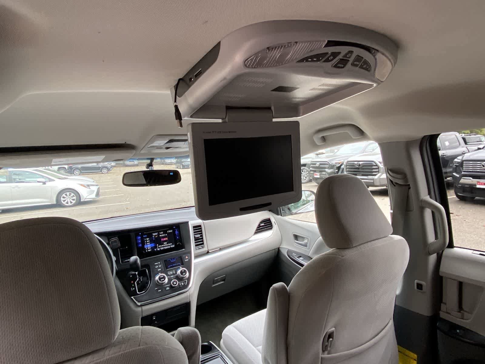 Thumbnail: 2015 Toyota Sienna - 32