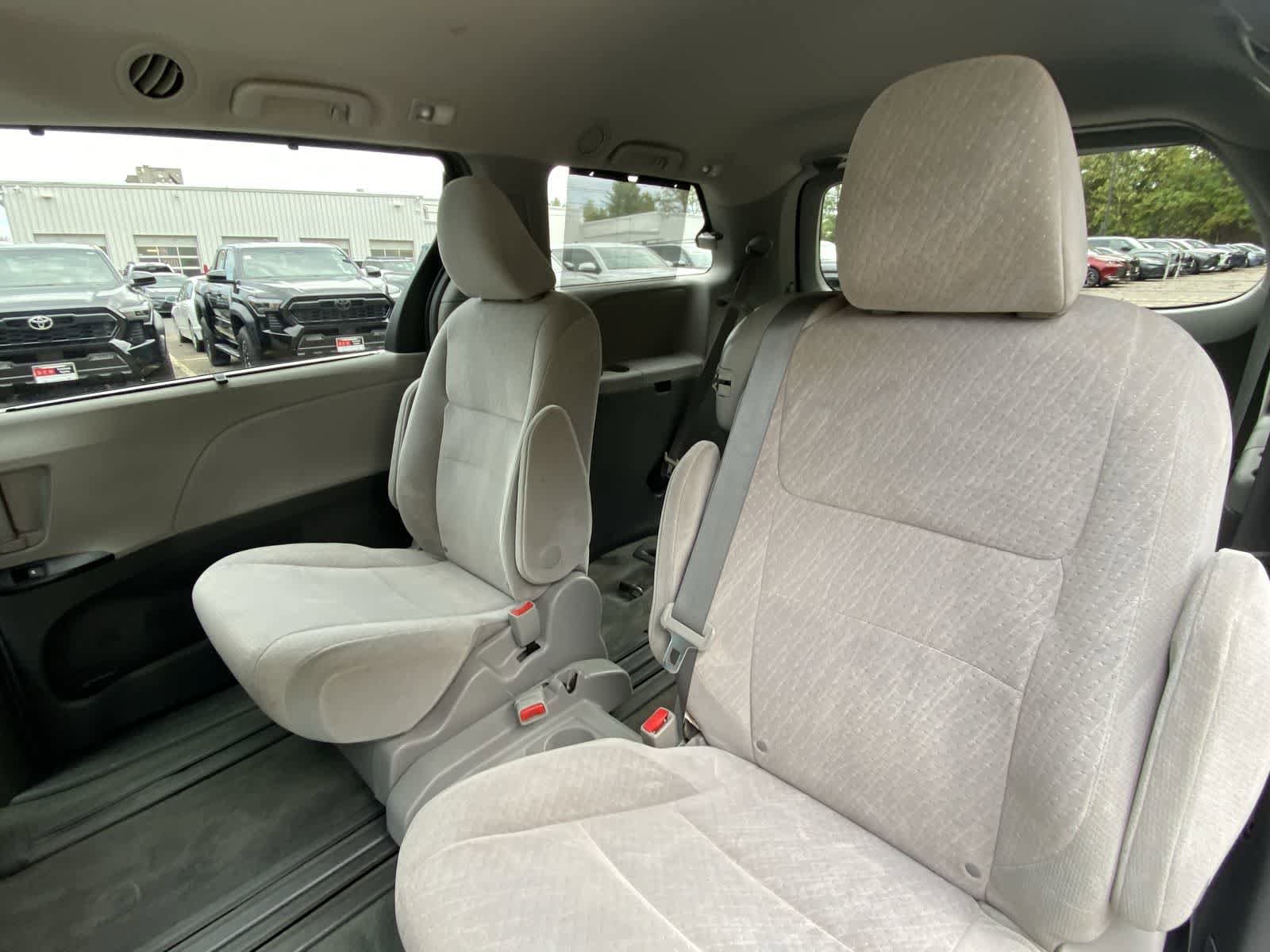 Thumbnail: 2015 Toyota Sienna - 23