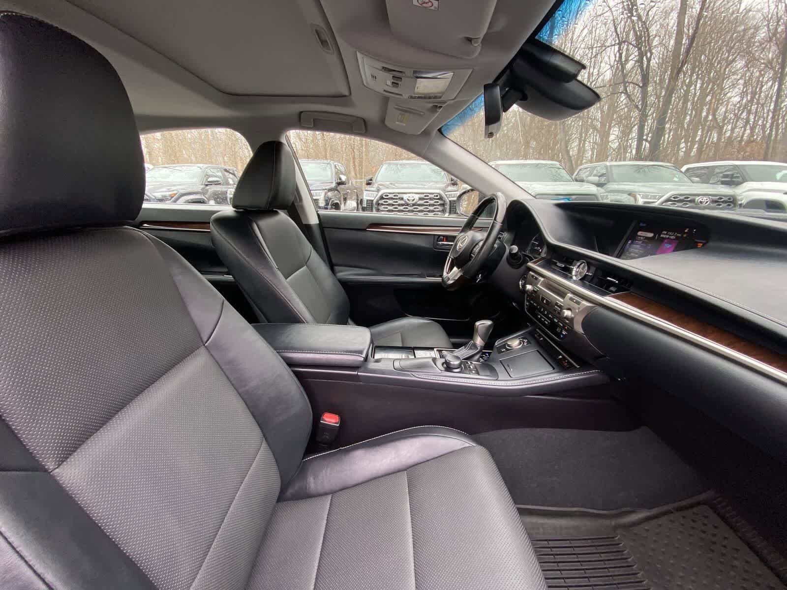 Thumbnail: 2018 Lexus ES - 24