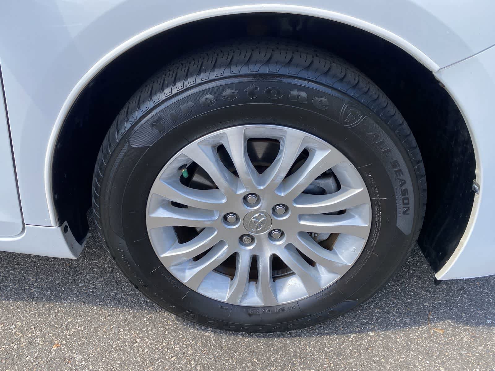 Thumbnail: 2014 Toyota Sienna - 14