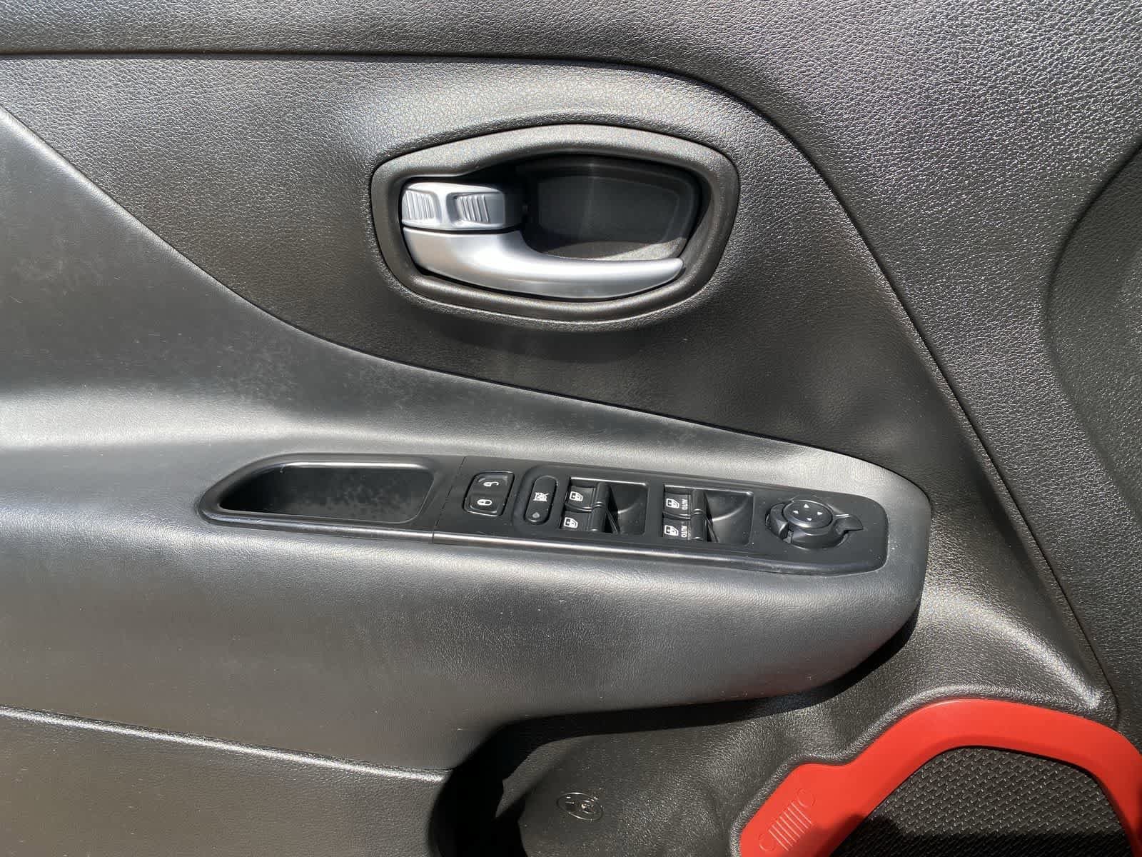 Thumbnail: 2016 Jeep Renegade - 15