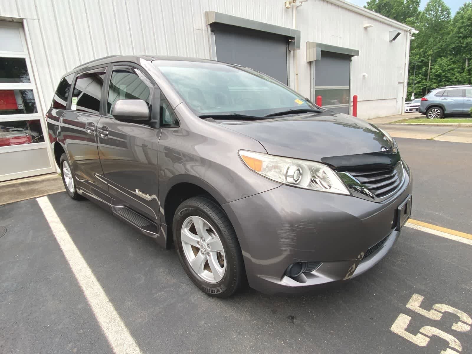 Thumbnail: 2016 Toyota Sienna - 4