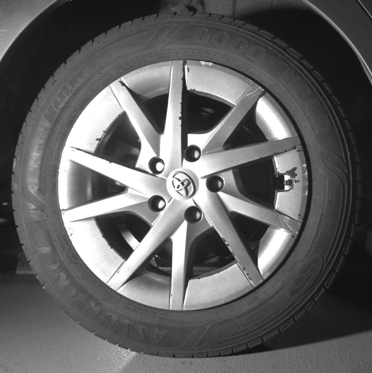 Thumbnail: 2015 Toyota Prius v - 14