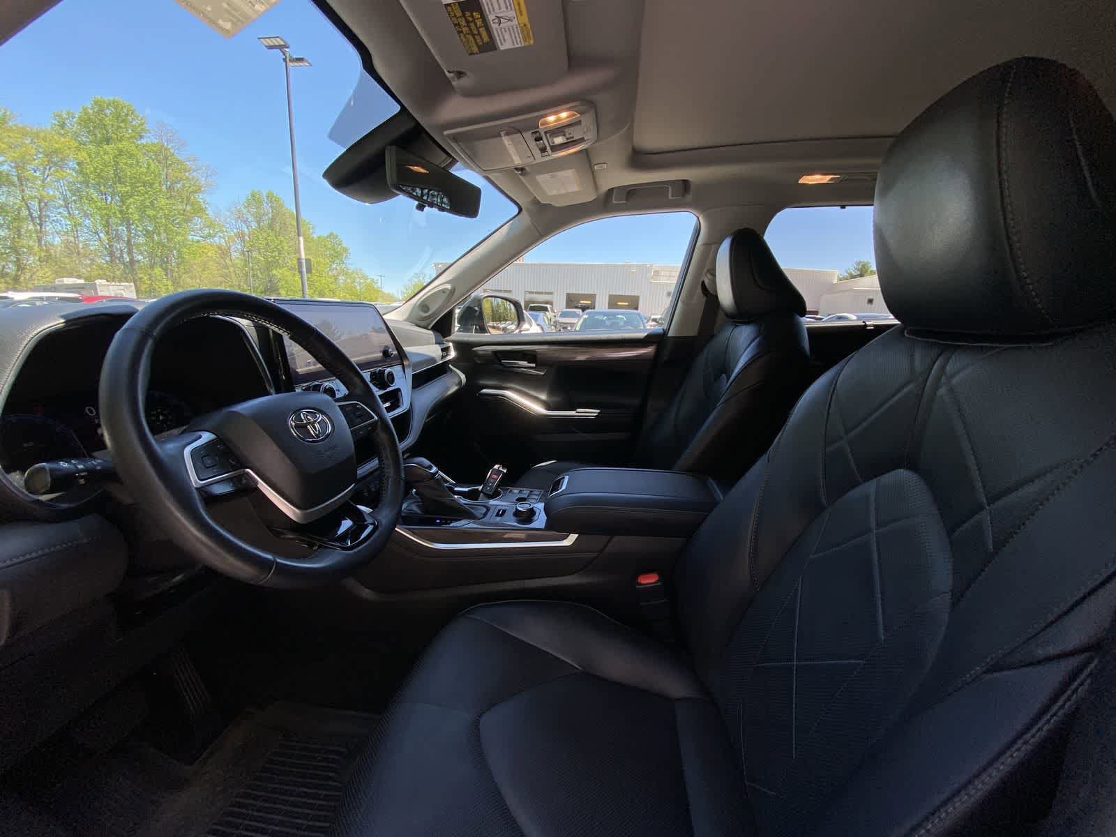 Thumbnail: 2023 Toyota Highlander - 18