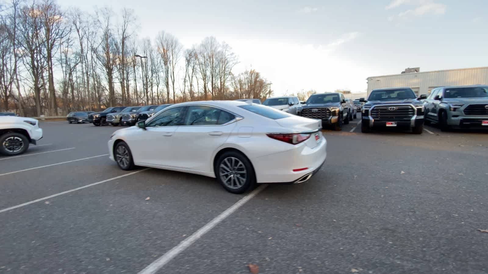 Thumbnail: 2022 Lexus ES - 12