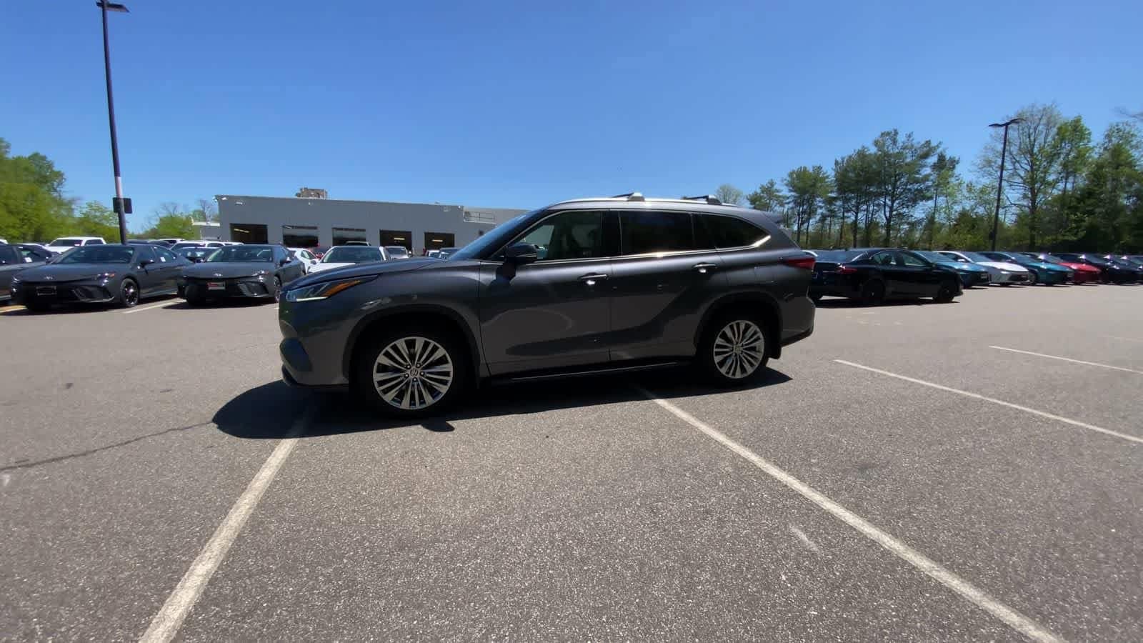 Thumbnail: 2023 Toyota Highlander - 6