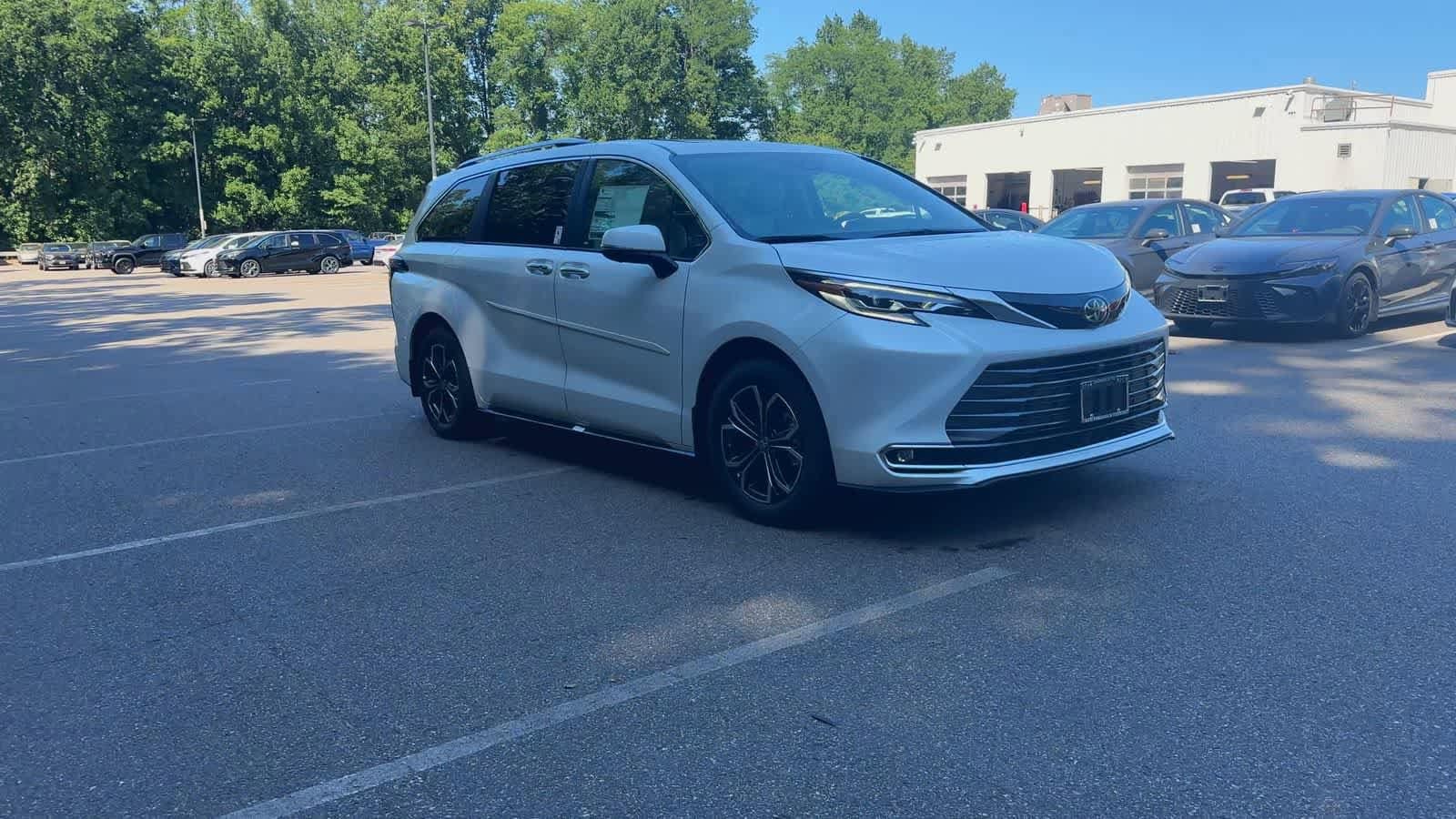 Thumbnail: 2026 Toyota Sienna - 2
