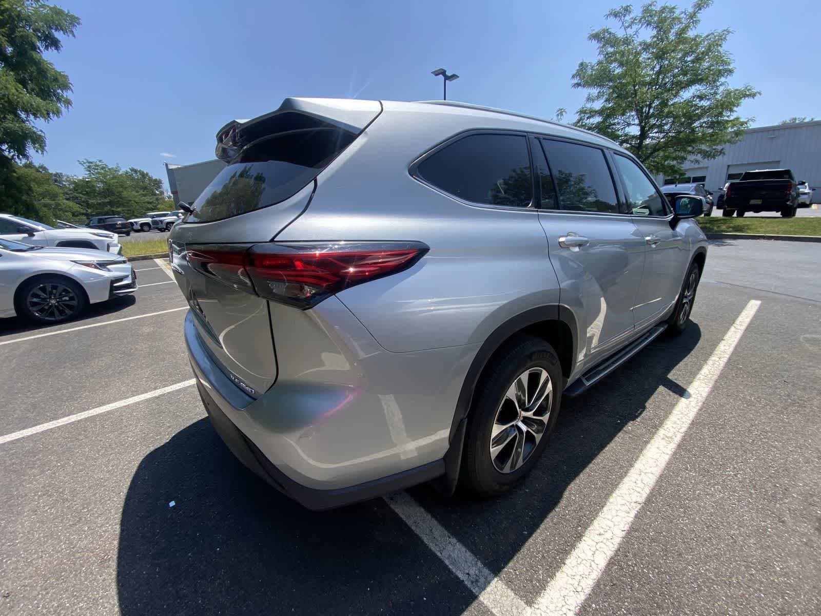 Thumbnail: 2022 Toyota Highlander - 8