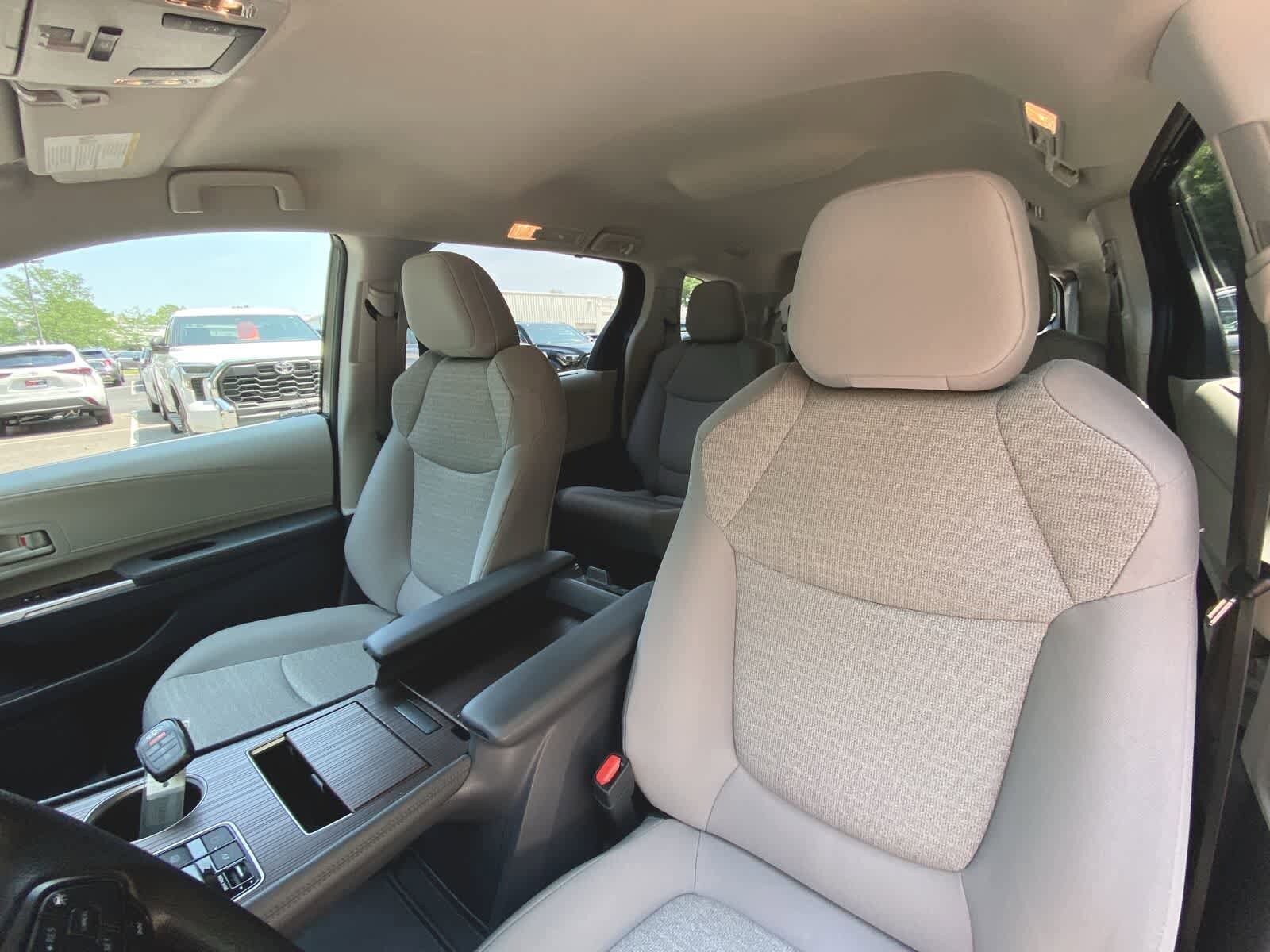 2023 Toyota Sienna LE 17