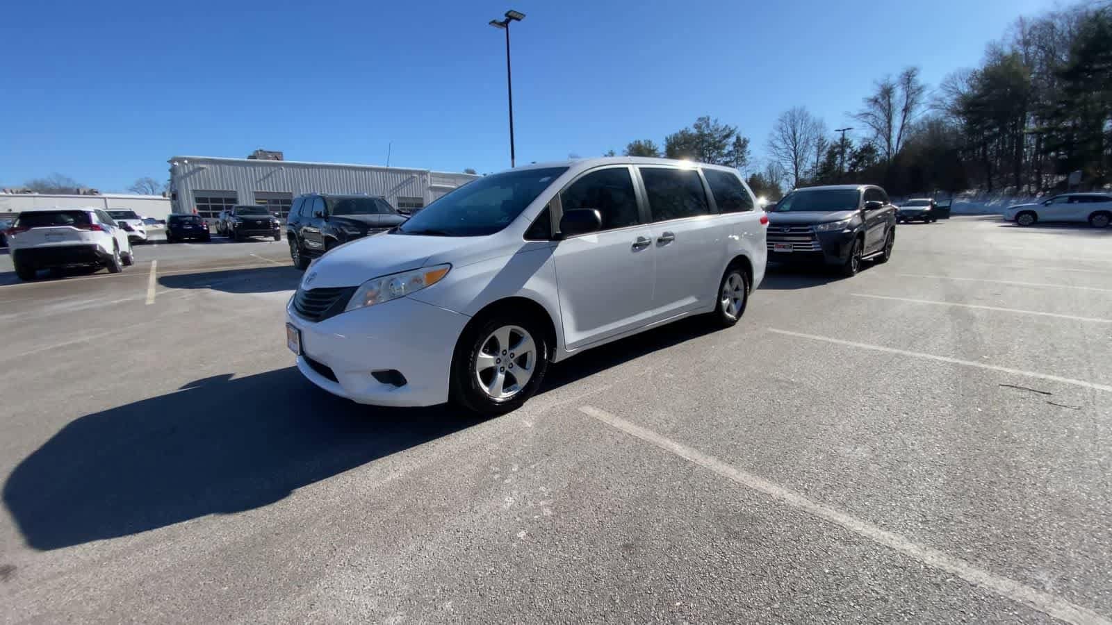 Thumbnail: 2013 Toyota Sienna - 12