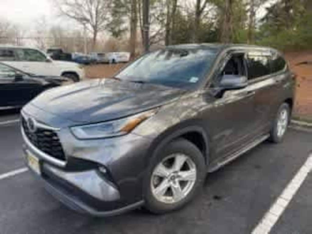 Used 2021 Toyota Highlander LE SUV