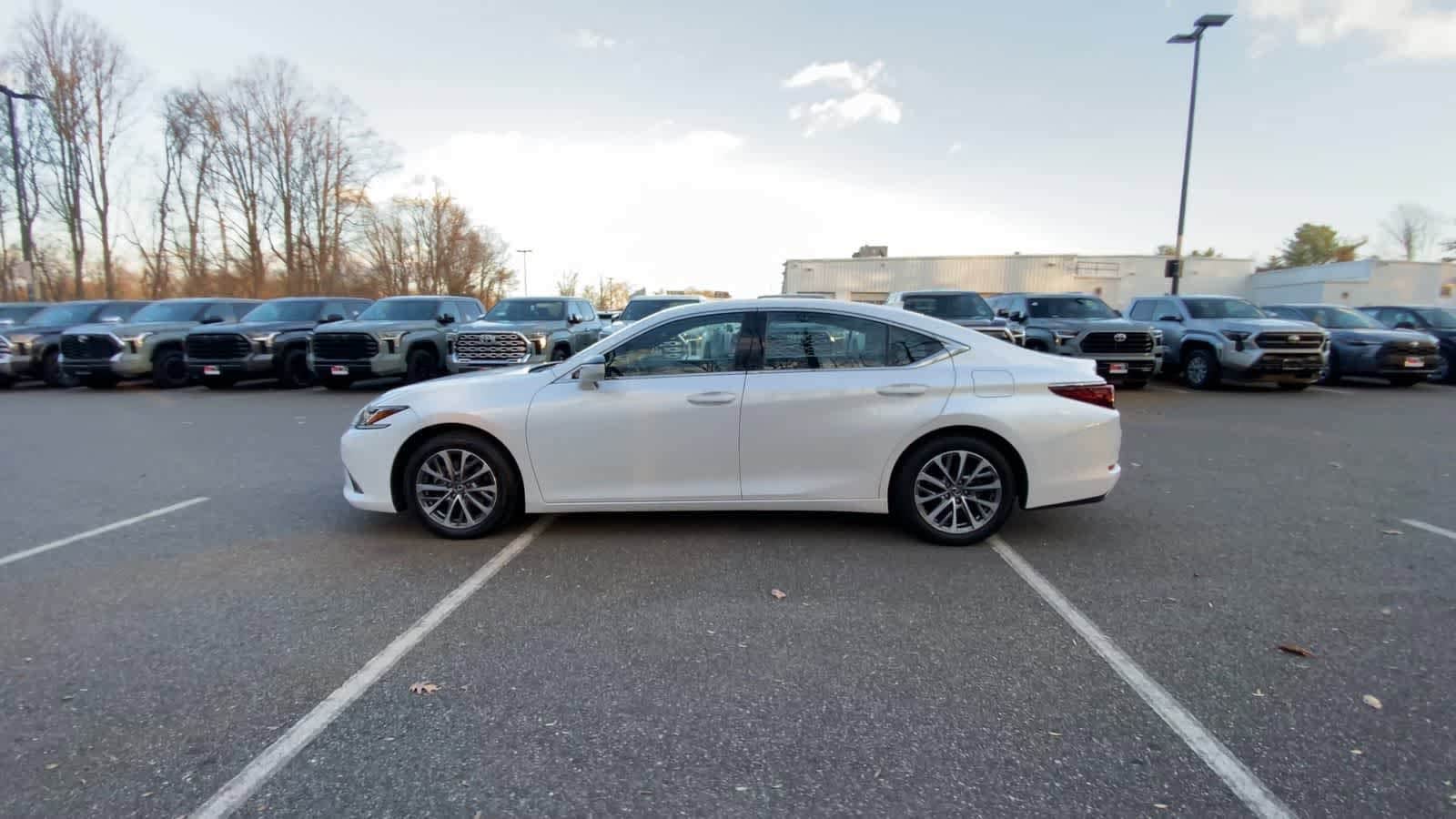 Thumbnail: 2022 Lexus ES - 11