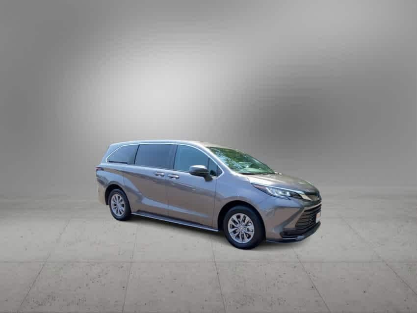 2023 Toyota Sienna LE 2