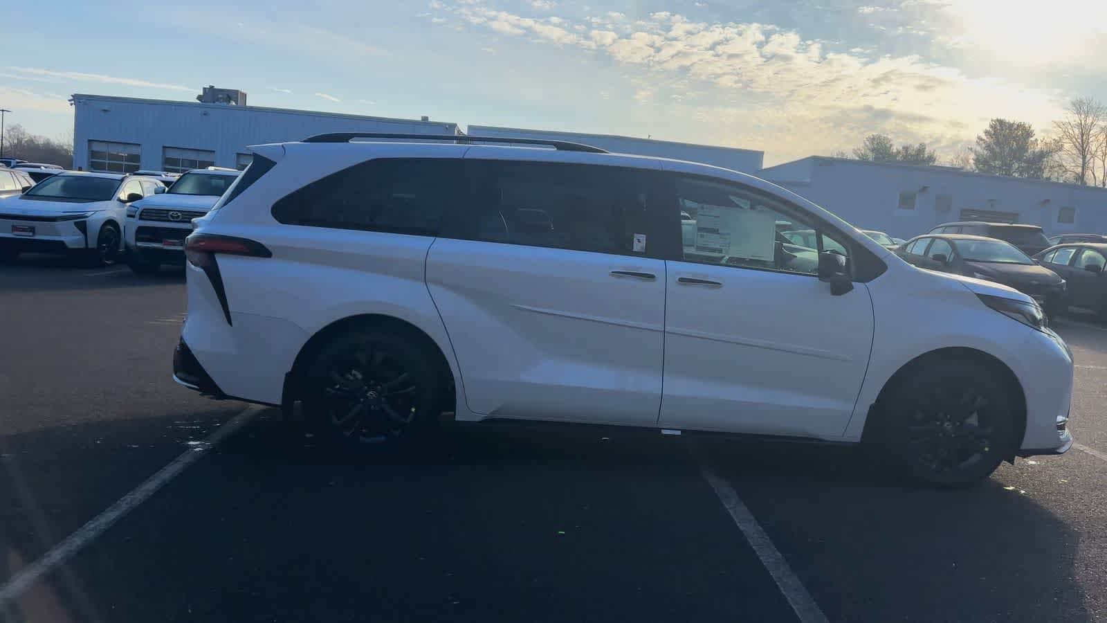 Thumbnail: 2026 Toyota Sienna - 9