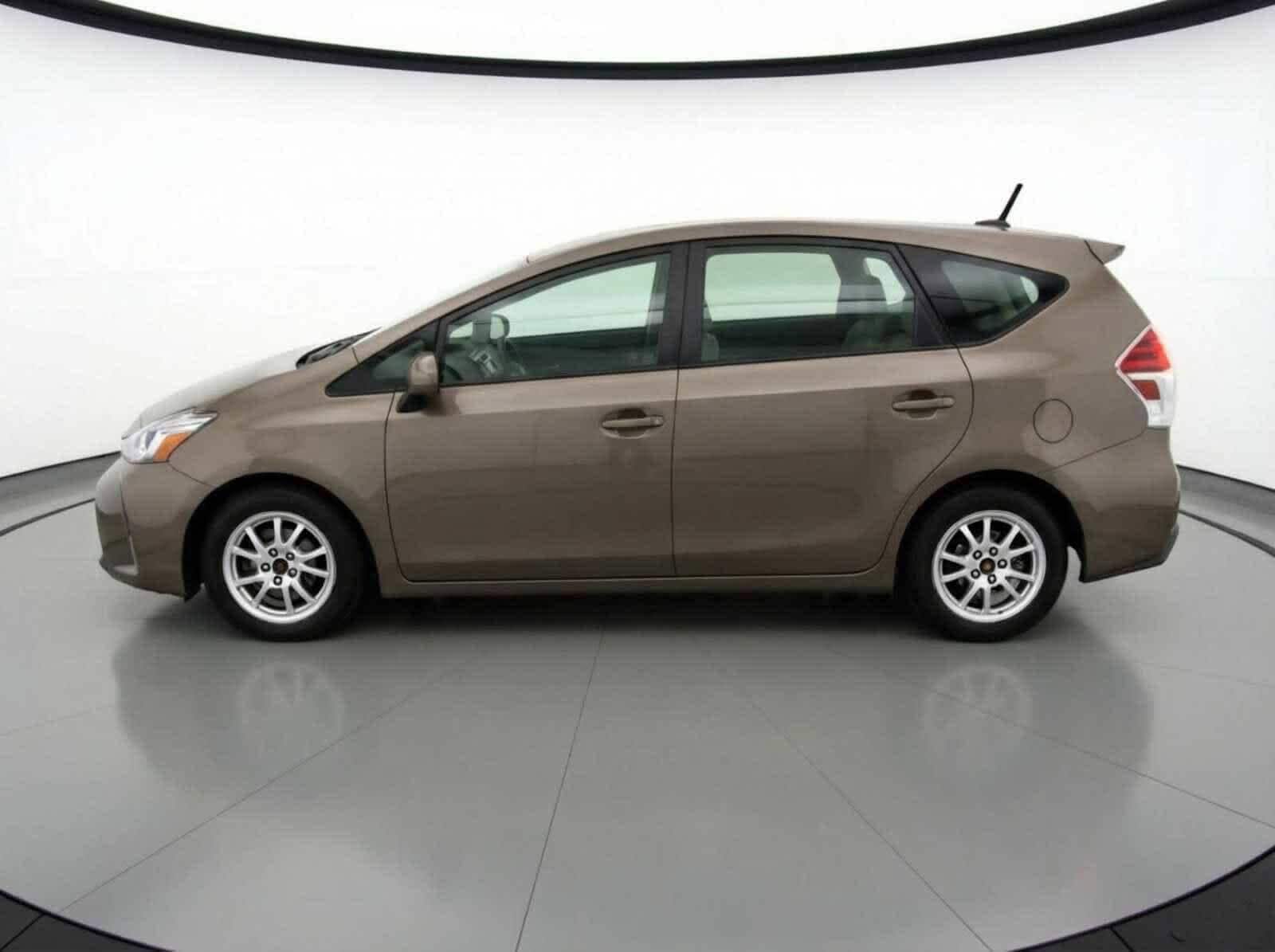 Thumbnail: 2015 Toyota Prius v - 6