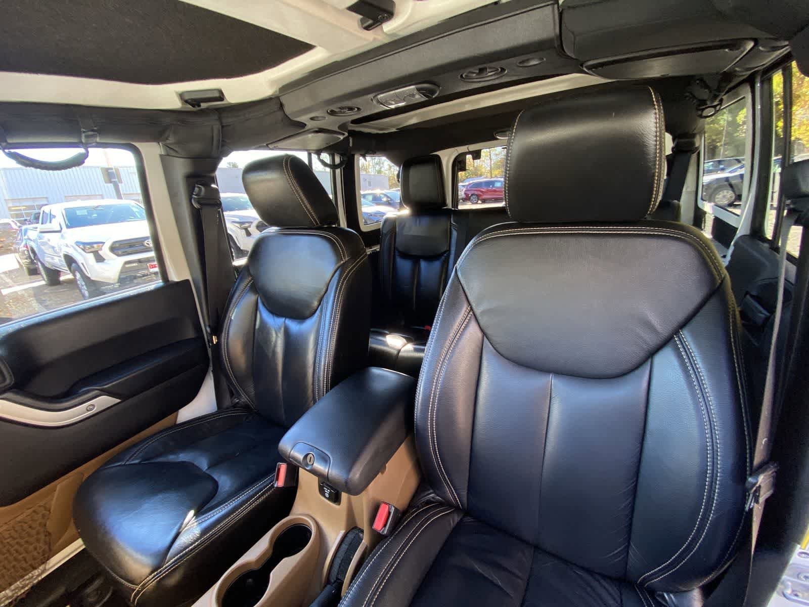 Thumbnail: 2015 Jeep Wrangler - 18