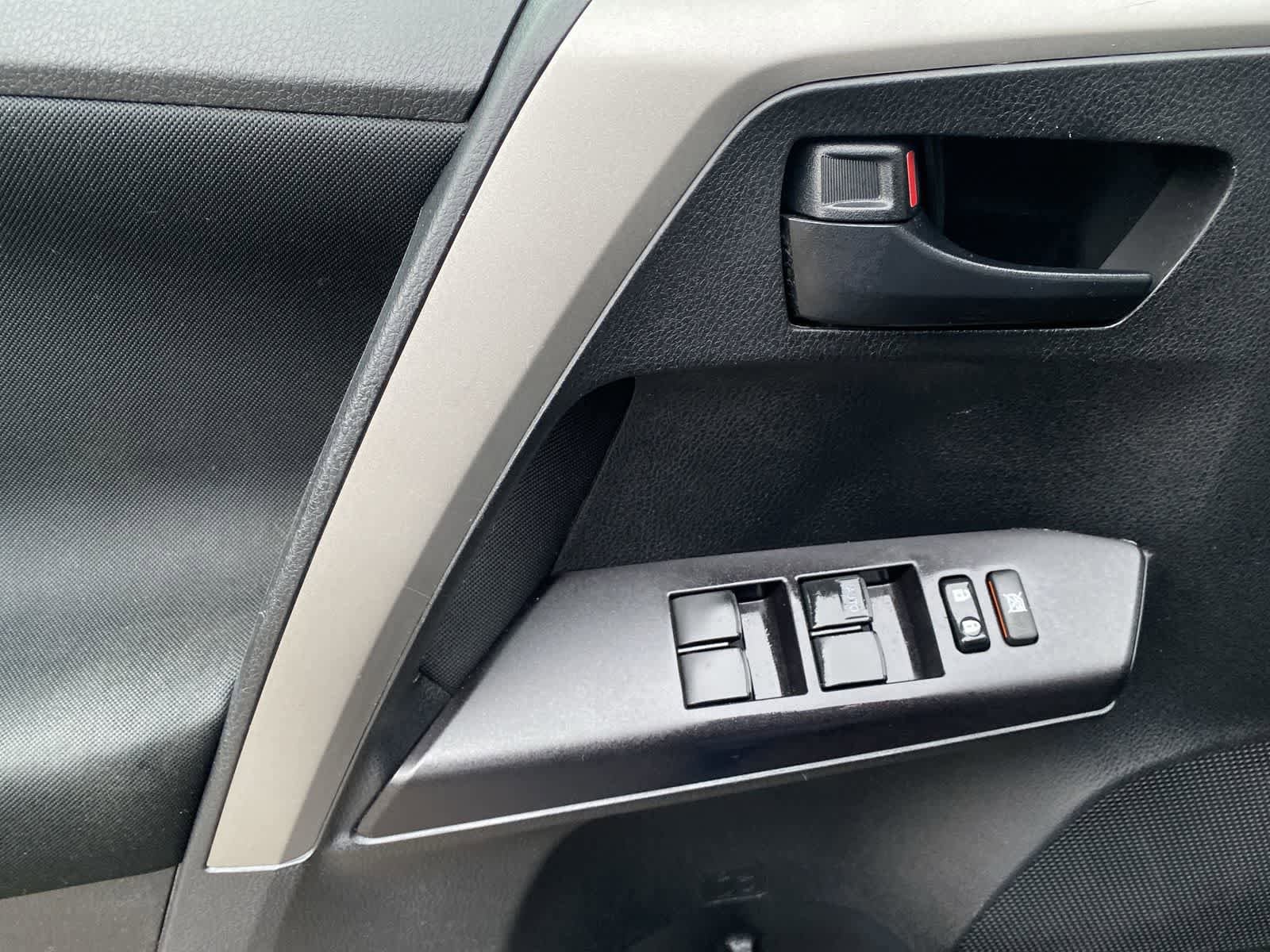 Thumbnail: 2018 Toyota RAV4 - 21